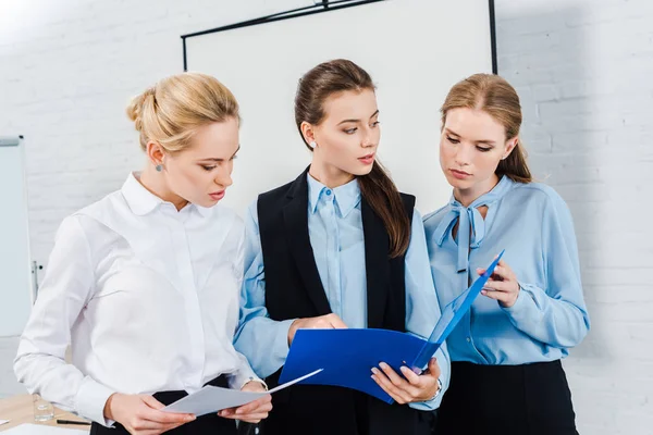 Succesvolle Jonge Vrouwelijke Ondernemers Doen Papierwerk Bij Moderne Kantoor — Stockfoto