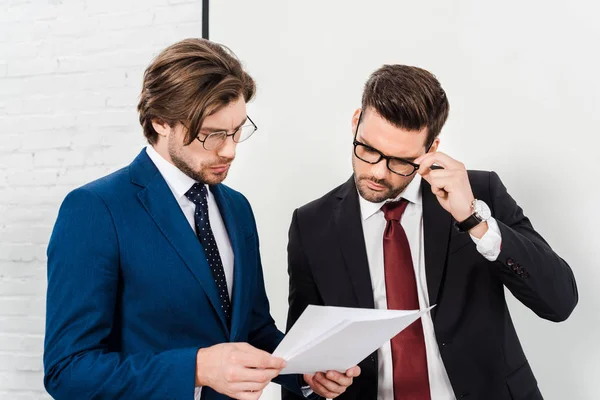 Beaux Hommes Affaires Prospères Travaillant Avec Des Documents Ensemble — Photo