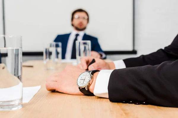 Tiro Cortado Empresários Que Conversam Escritório Moderno — Fotografia de Stock