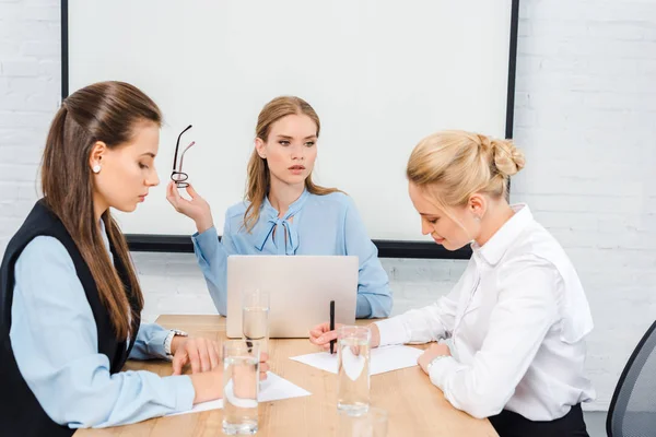 Allvarliga Unga Affärskvinnor Som Arbetar Tillsammans Konferenshall — Stockfoto