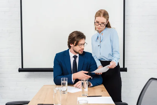 Young Manageress Showing Documents Her Boss Conference Hall — Stock Photo, Image