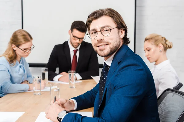 Jovem Empresário Bonito Sentado Sala Conferências Com Colegas Durante Conversa — Fotografia de Stock