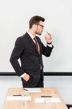 yakışıklı genç işadamı içme suyu modern ofis