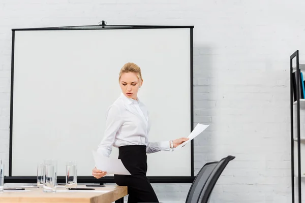 Confident Young Businesswoman Reading Documents Conference Hall — Stock Photo, Image