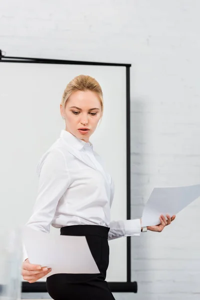 Attractive Young Businesswoman Reading Documents Modern Office — Free Stock Photo