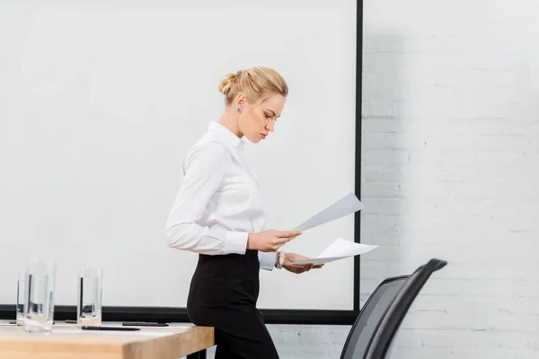 Side View Young Businesswoman Reading Documents Conference Hall — Stock Photo, Image