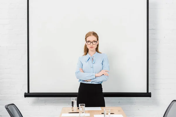 Confident Young Businesswoman Eyeglasses Conference Hall Looking Camera — Stock Photo, Image