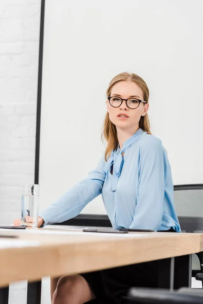 Attractive Young Businesswoman Sitting Alone Conference Hall Looking Camera — Stock Photo, Image