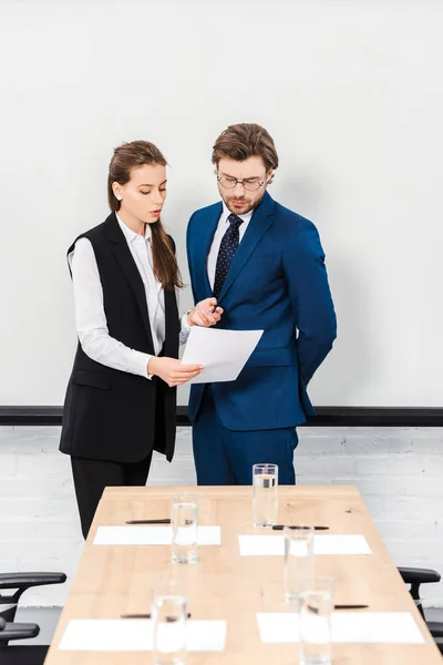 Collega Bespreken Documenten Bij Moderne Kantoor — Stockfoto