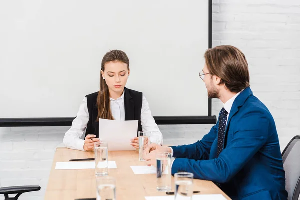 Colegas Negocios Que Tienen Papeleo Que Hacer Oficina Moderna — Foto de Stock