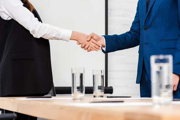 Schnappschuss Von Geschäftskollegen Beim Händeschütteln Modernen Büro — Stockfoto