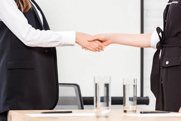 Cropped Shot Businesswomen Shaking Hands Modern Office — Stock Photo, Image