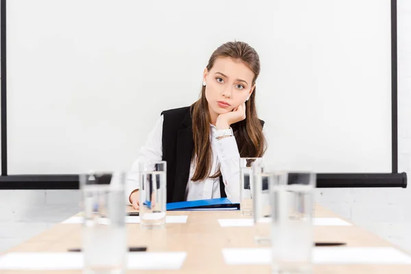 Bored Young Businesswoman Sitting Table Conference Hall Modern Office Looking — Free Stock Photo