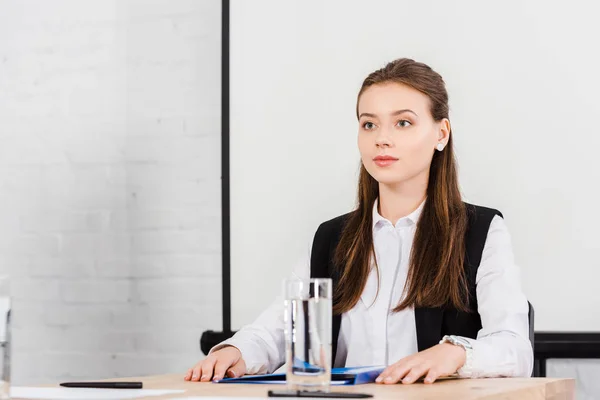 Krásná Mladá Podnikatelka Sedí Stolu Konferenční Hale Moderní Kanceláři Hledat — Stock fotografie zdarma