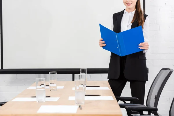 Cropped Shot Young Businesswoman Folder Standing Conference Hall Modern Office — Free Stock Photo