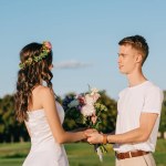 Elegantes Hochzeitspaar Händchen haltend und Blumenstrauß Elegantes Hochzeitspaar Händchen haltend und Blumenstrauß