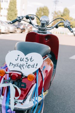 Kırmızı vintage küçük motosiklet ile şeritler ve düğün 