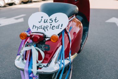 arkadan görünüşü küçük motosiklet kurdeleleri ve romantik 