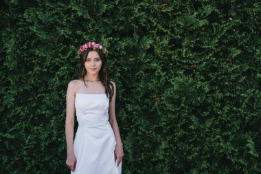 geleneksel beyaz gelinlik içinde poz çekici gelin elbise ve çelenk çiçek