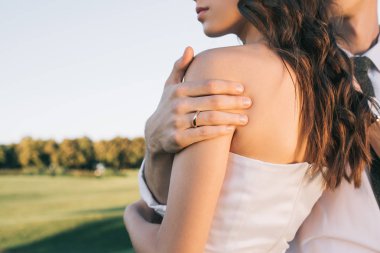 parkta kucaklayan romantik genç düğün çift kırpılmış atış 