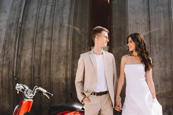 Beautiful Wedding Couple Holding Hands Looking Each Other Scooter City — Stock Photo, Image