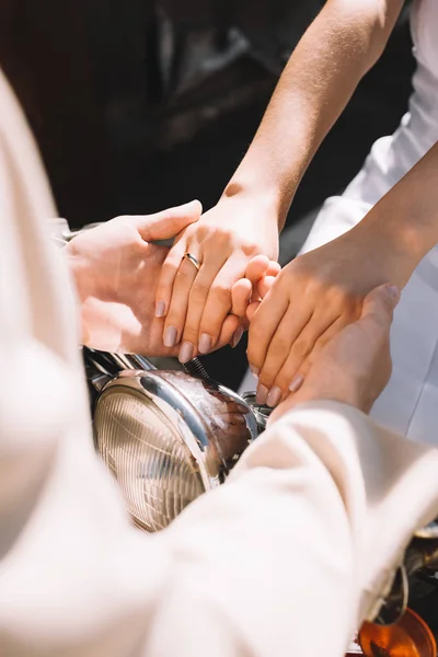 Обрезанный Вид Свадебной Пары Держащейся Руки Сидящей Скутере — стоковое фото