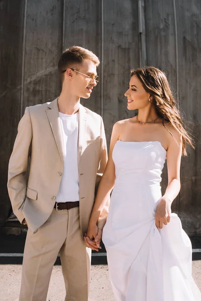 Elegante Casamento Casal Mãos Dadas Olhando Para Outro — Fotos gratuitas