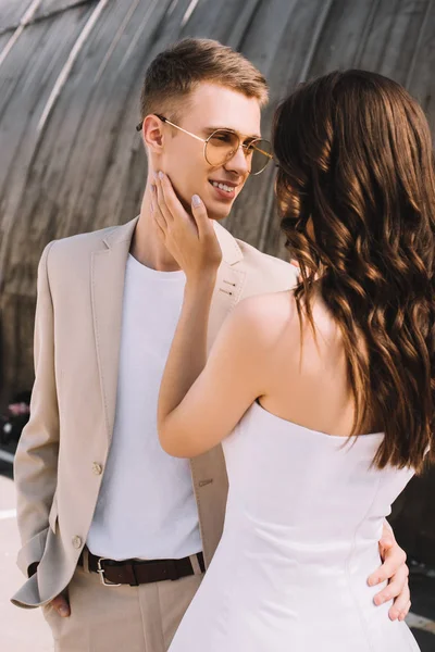 Glückliches Elegantes Hochzeitspaar Das Sich Der Stadt Umarmt Und Ansieht — Stockfoto