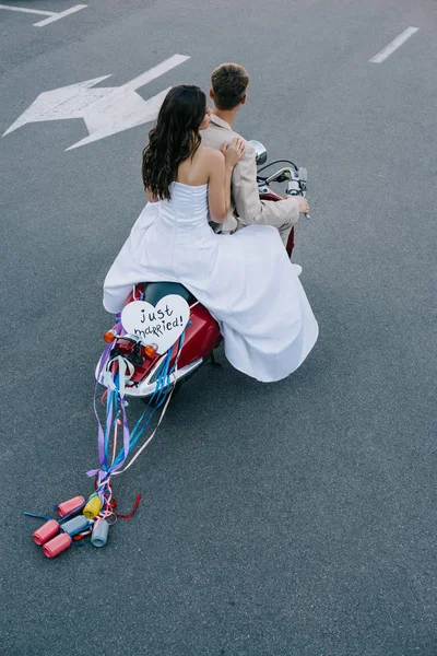 Rückansicht Des Hochzeitspaares Auf Dem Roller Mit Herzschild Frisch Verheiratet — kostenloses Stockfoto