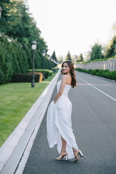 Back View Happy Bride Wedding Dress Walking Road — Free Stock Photo