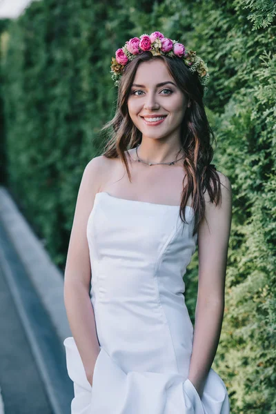 Smiling Girl Posing Traditional White Wedding Dress Floral Wreath — Free Stock Photo