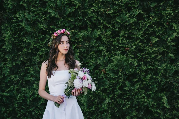 Bela Noiva Posando Vestido Branco Tradicional Com Coroa Flores Buquê — Fotografia de Stock