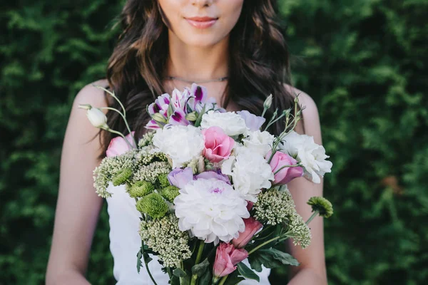 Cropped View Beautiful Woman Posing Wedding Dress Holding Traditional Bouquet — Stock Photo, Image