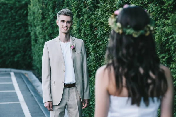 Selektiver Fokus Des Lächelnden Hübschen Bräutigams Auf Junge Braut — kostenloses Stockfoto