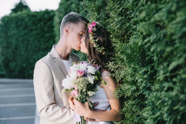 Gyönyörű Esküvői Pár Csók Gazdaság Csokor Virág — Stock Fotó