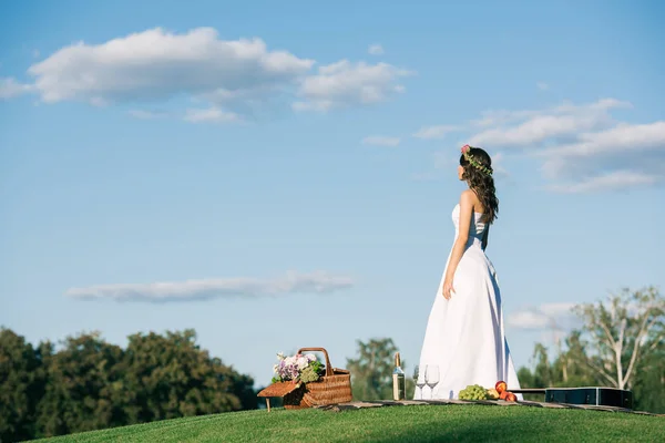 Aantrekkelijke Bruid Trouwjurk Romantische Picknick Met Rieten Mand Gazon — Gratis stockfoto