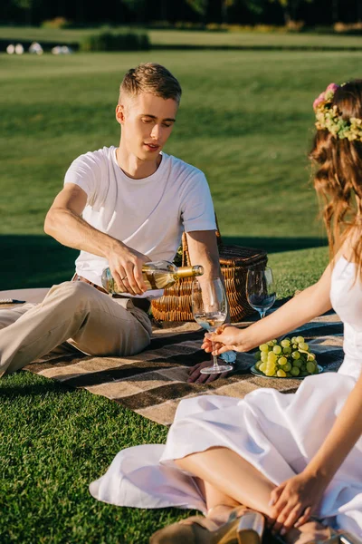 Bello Sposo Versando Vino Nel Bicchiere Giovane Sposa Picnic — Foto stock gratuita