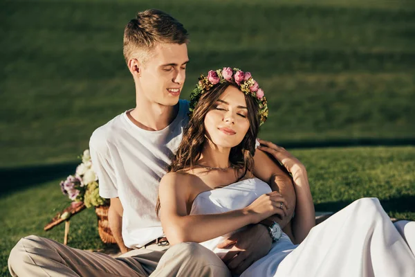 Happy Elegant Wedding Couple Resting Hugging Picnic — Free Stock Photo