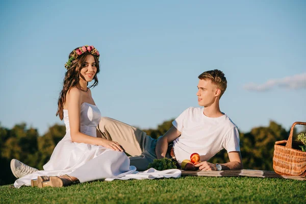 Beautiful Wedding Couple Resting Picnic Fruits — Free Stock Photo