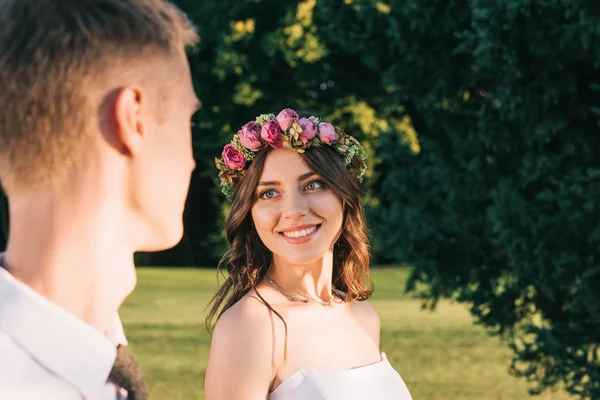 Recortado Disparo Hermosa Novia Joven Feliz Novio Sonriendo Entre Parque — Foto de stock gratuita