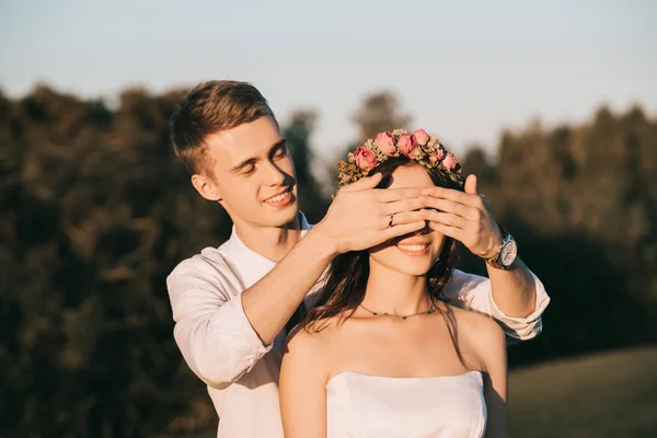 Glücklicher Junger Bräutigam Schließt Augen Für Schöne Lächelnde Braut Park — Stockfoto