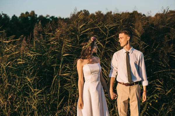 Krásné Elegantní Mladý Romantické Svatební Pár Drží Ruce Usmívá Navzájem — Stock fotografie