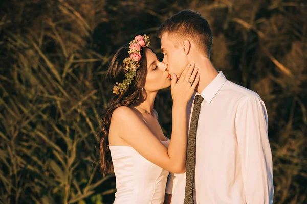 Beautiful Happy Young Tender Wedding Couple Kissing Park — Stock Photo, Image