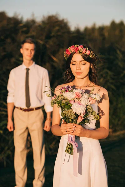 Novio Joven Mirando Hermosa Novia Tierna Celebración Ramo Boda Aire — Foto de stock gratuita