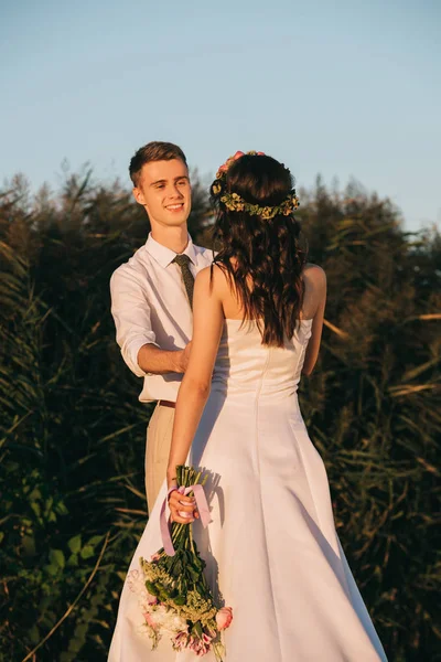 Happy Young Wedding Couple Holding Hands Looking Each Other Park — Free Stock Photo