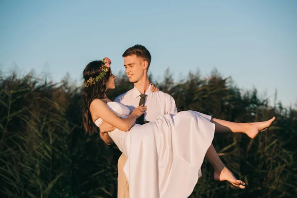 Glada Unga Brudgummen Bär Vackra Brud Park — Gratis stockfoto