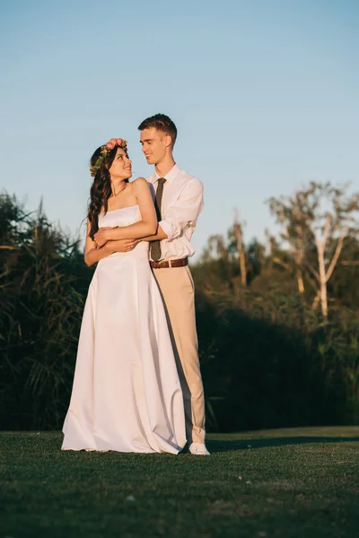 Schöne Glückliche Junge Hochzeitspaar Umarmt Und Lächelt Einander Park — kostenloses Stockfoto