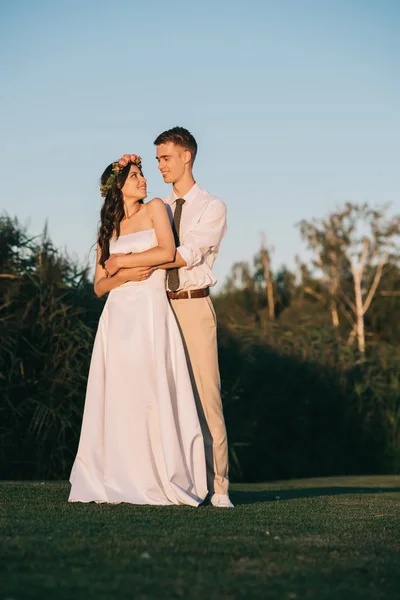 Hermosa Feliz Joven Boda Pareja Abrazándose Sonriendo Uno Otro Parque — Foto de stock gratis