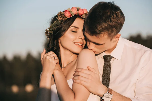 Jeune Marié Embrasser Belle Mariée Souriante Dans Parc — Photo