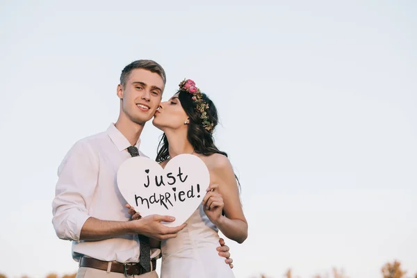 ちょうど結婚した碑文と心を持って美しい幸せな若い結婚式のカップル — ストック写真